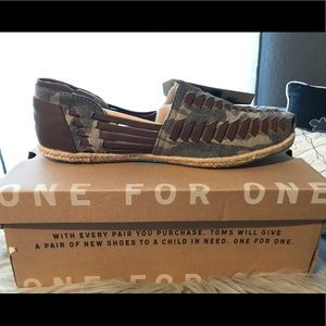 Brand new!!! Toms Men’s brown camo huarache